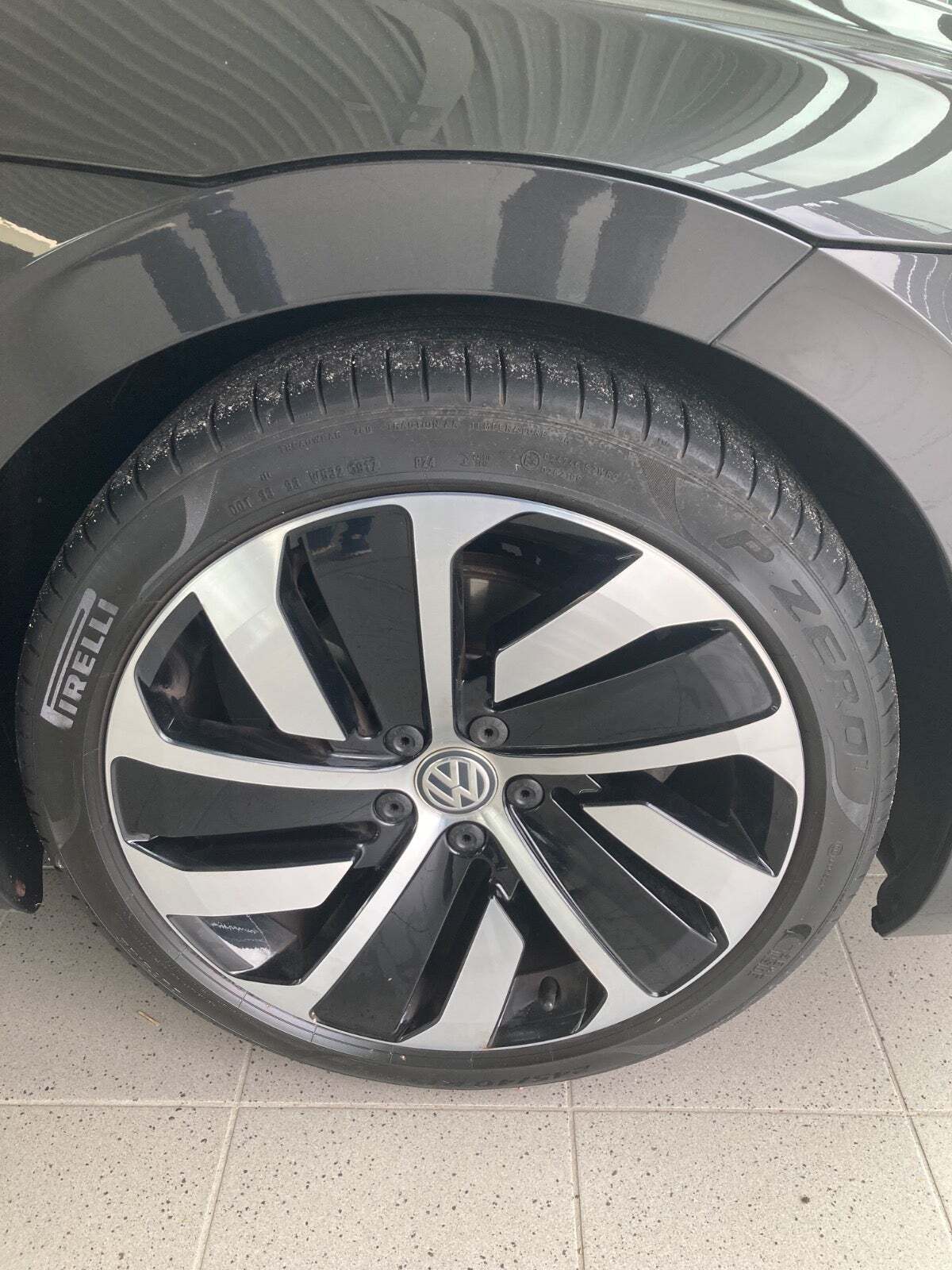 Grå VW Arteon fra 2018