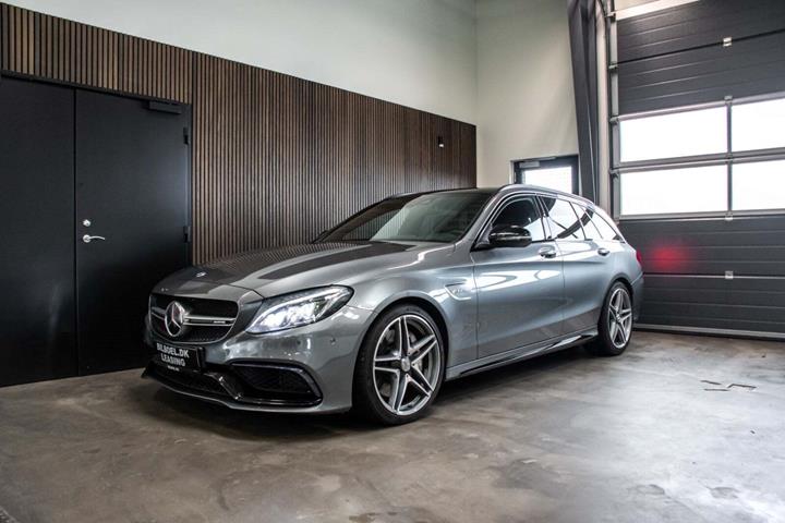 Grå Mercedes C63 fra 2017