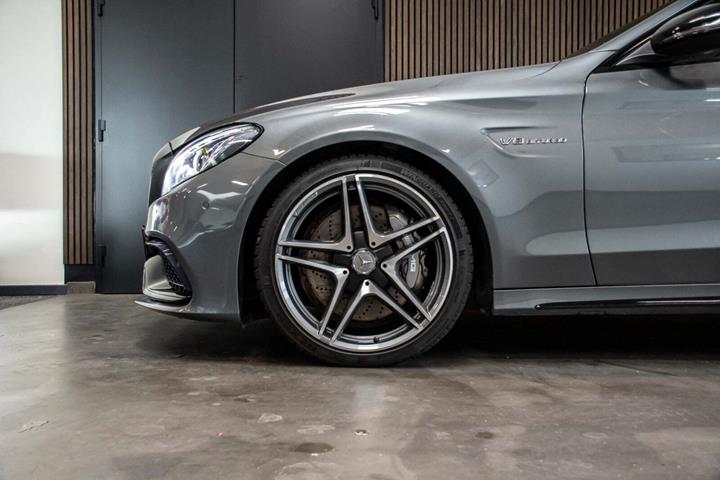 Grå Mercedes C63 fra 2017
