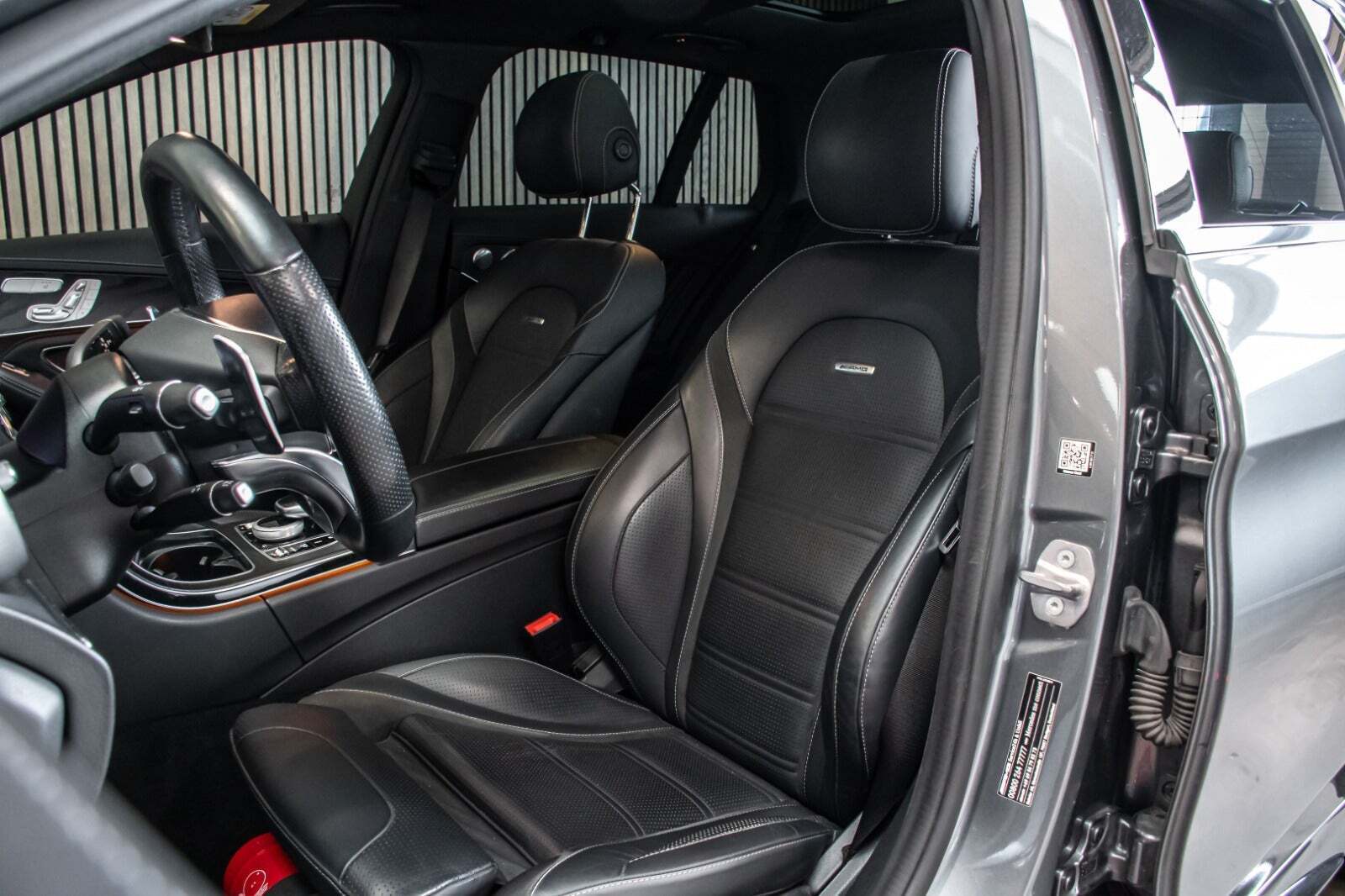 Grå Mercedes C63 fra 2017 set indefra