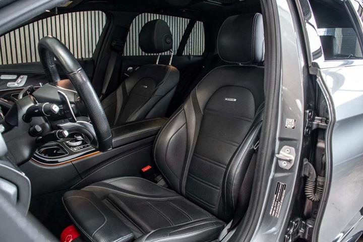 Grå Mercedes C63 fra 2017 set indefra