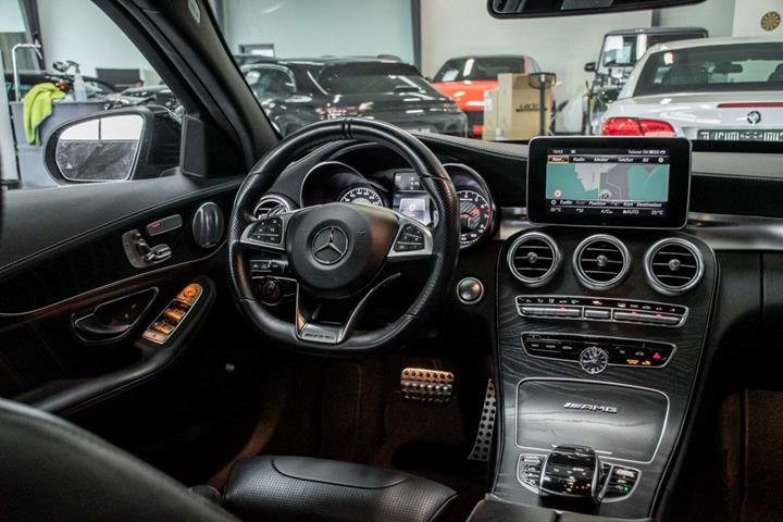 Grå Mercedes C63 fra 2017 set indefra