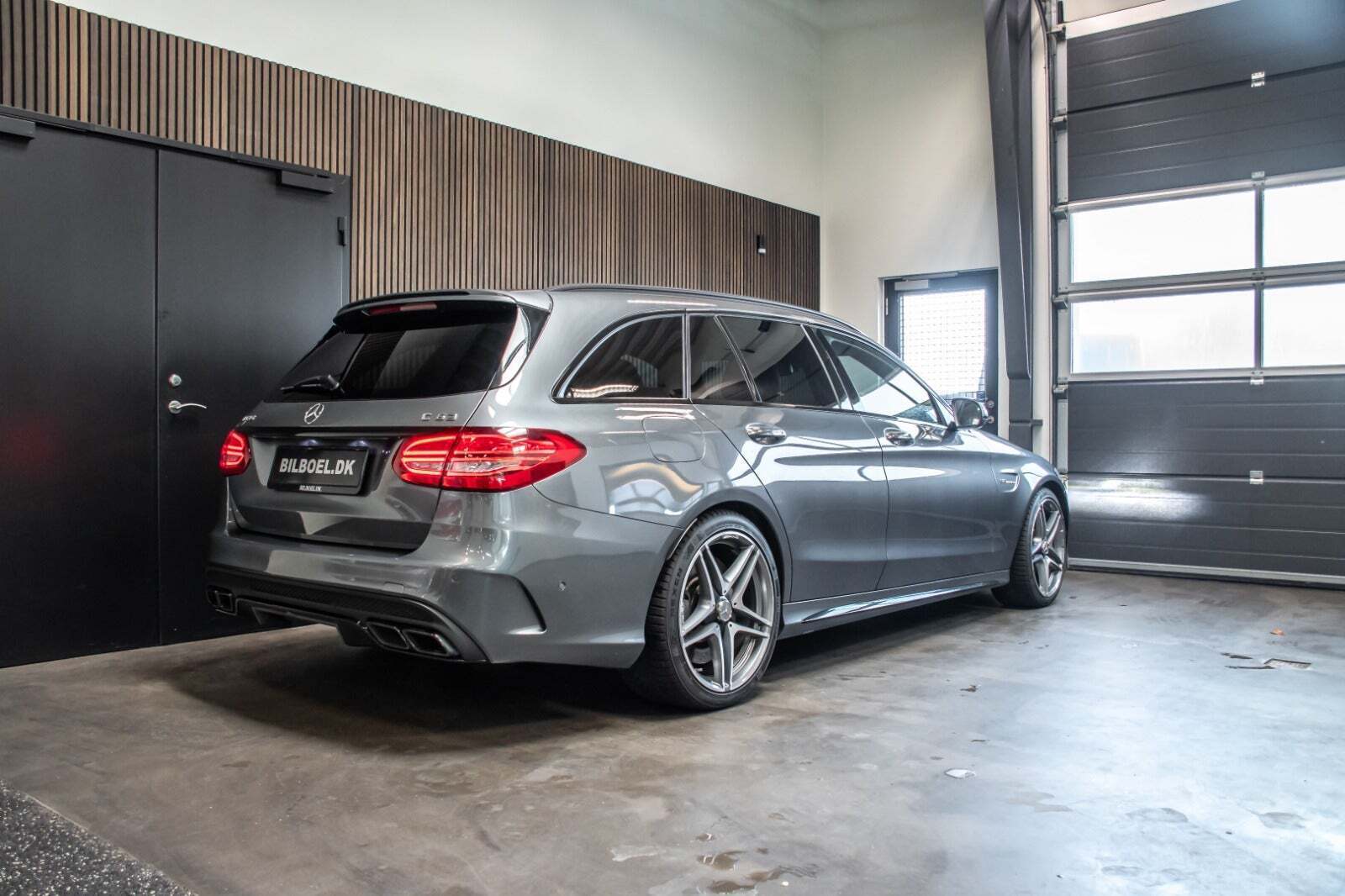 Grå Mercedes C63 fra 2017