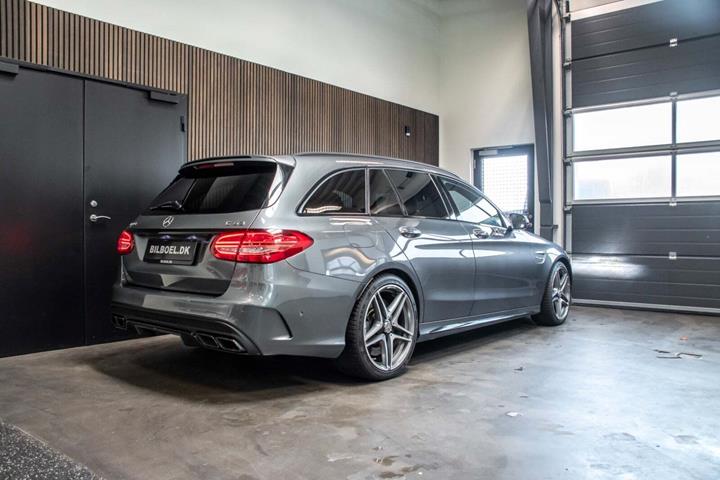 Grå Mercedes C63 fra 2017