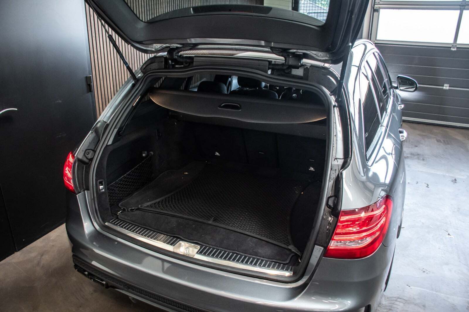 Grå Mercedes C63 fra 2017