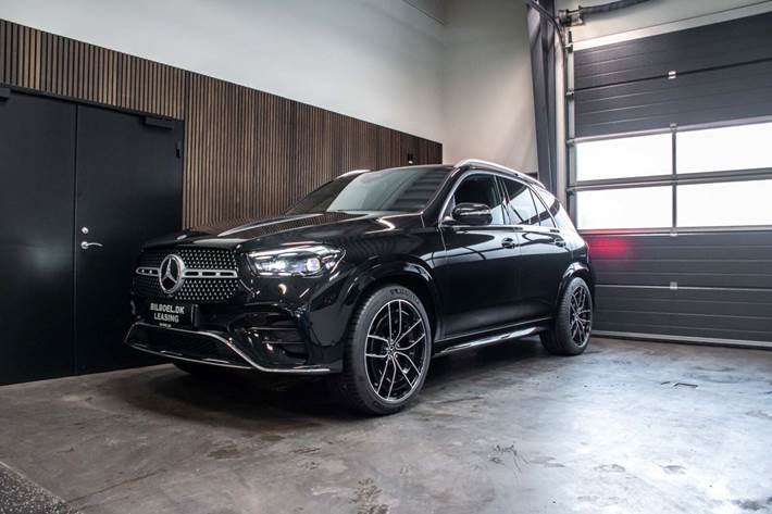 Sort Mercedes GLE350 de fra 2024 set udefra