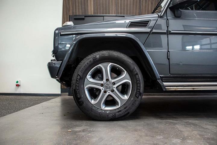 Grå Mercedes G350 fra 2015 set udefra