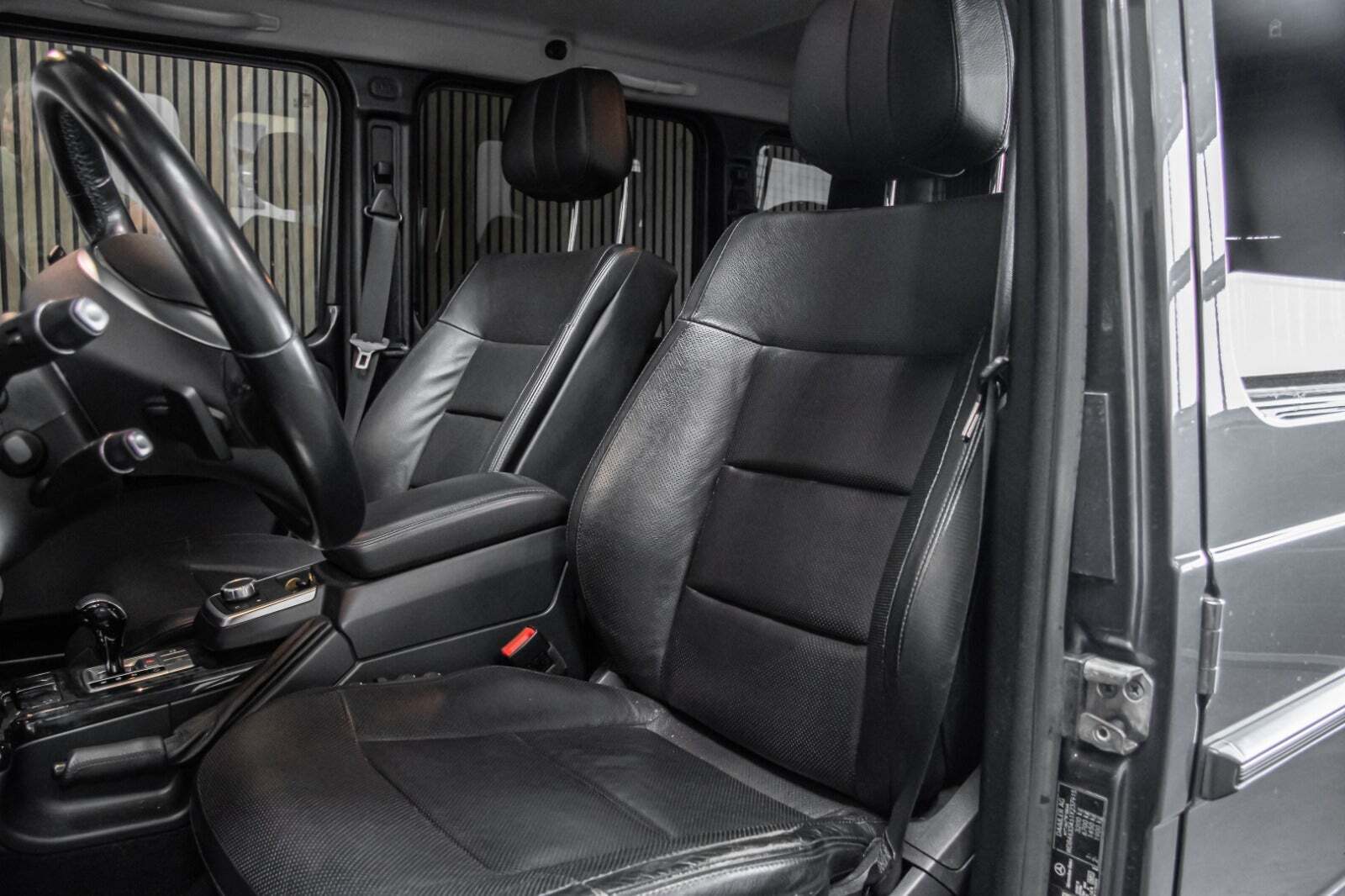 Grå Mercedes G350 fra 2015 set indefra