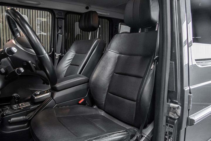Grå Mercedes G350 fra 2015 set indefra