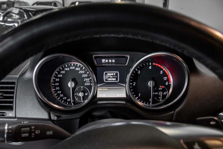 Grå Mercedes G350 fra 2015 set indefra