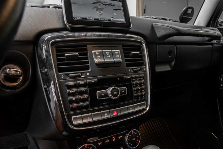 Grå Mercedes G350 fra 2015 set indefra