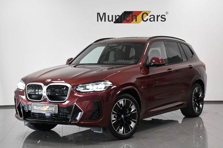 Rød BMW iX3 fra 2025 set udefra