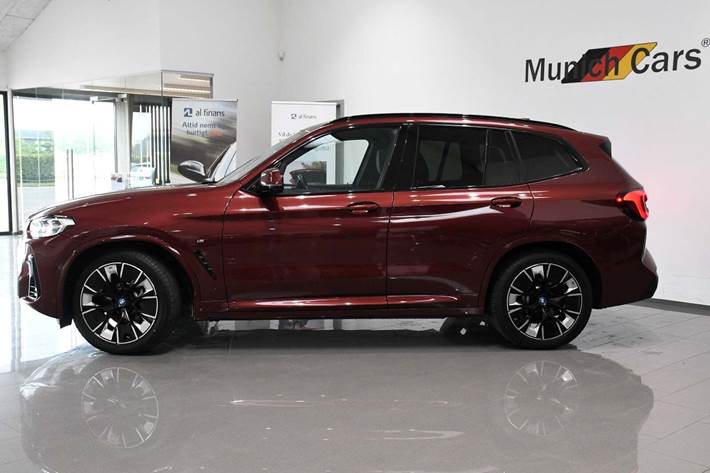 Rød BMW iX3 fra 2025