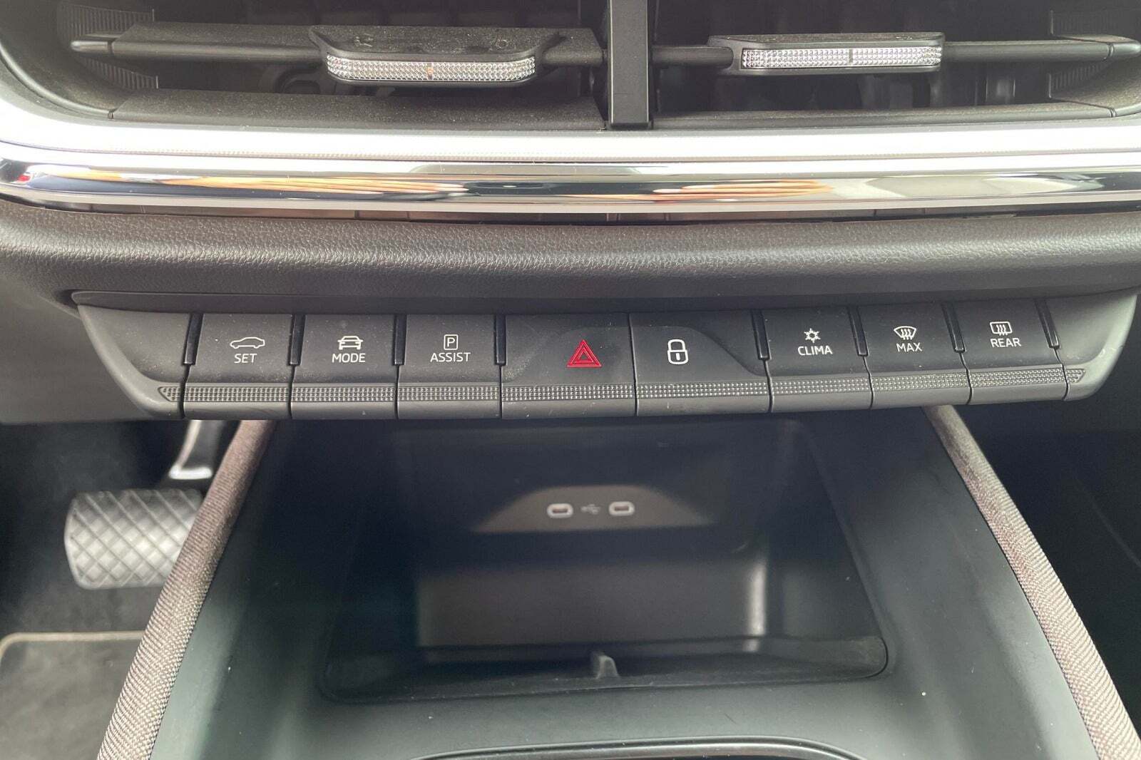 Sølv Skoda Enyaq fra 2022 set indefra