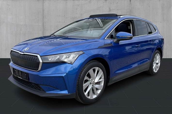 Blå Skoda Enyaq fra 2022 set udefra