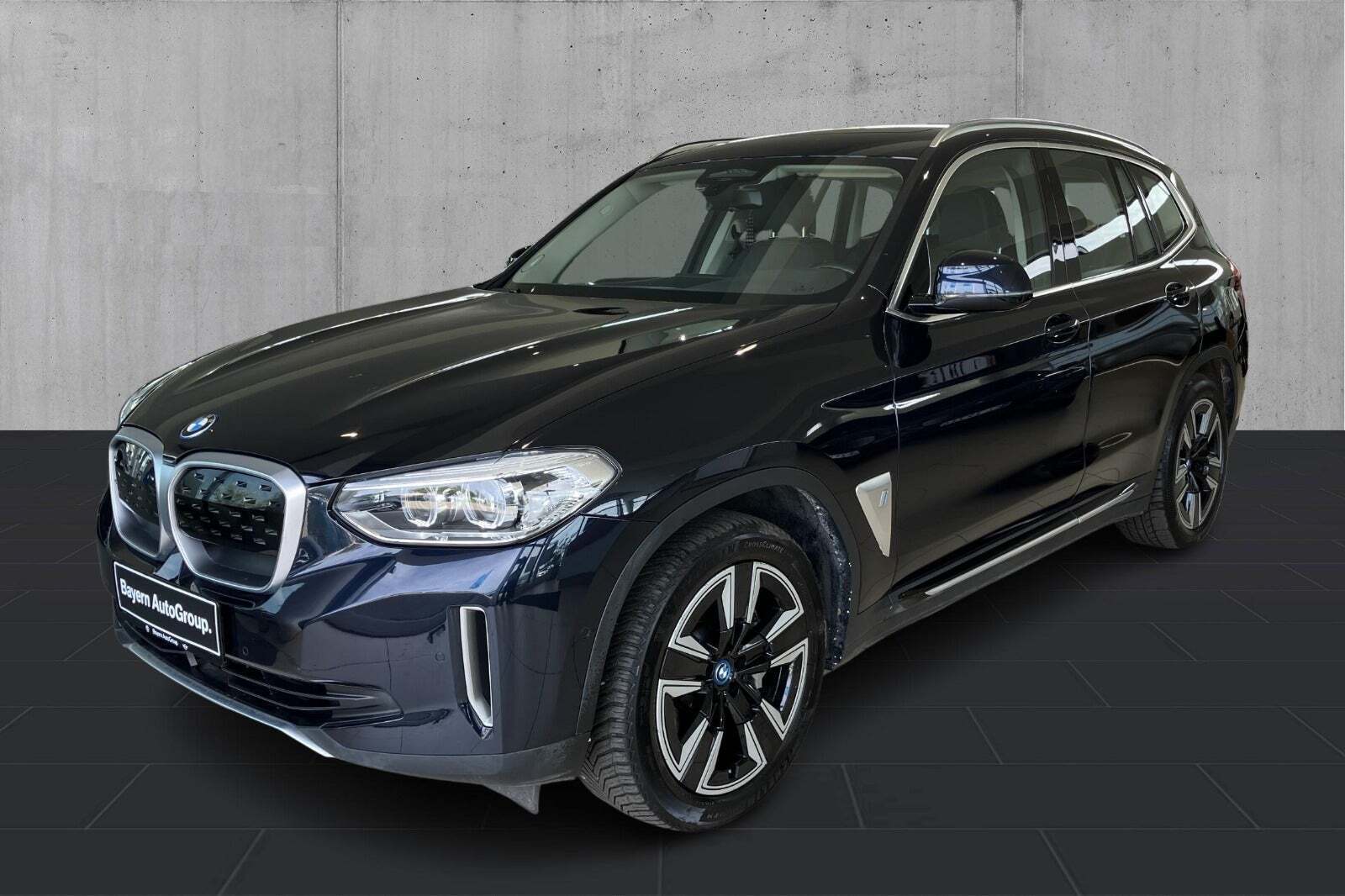 Sort BMW iX3 fra 2021 set udefra