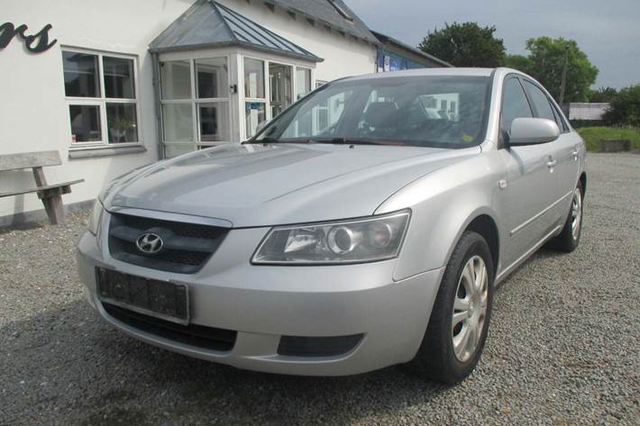Sølv Hyundai Sonata fra 2007 set udefra