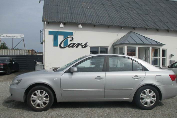 Sølv Hyundai Sonata fra 2007 set udefra