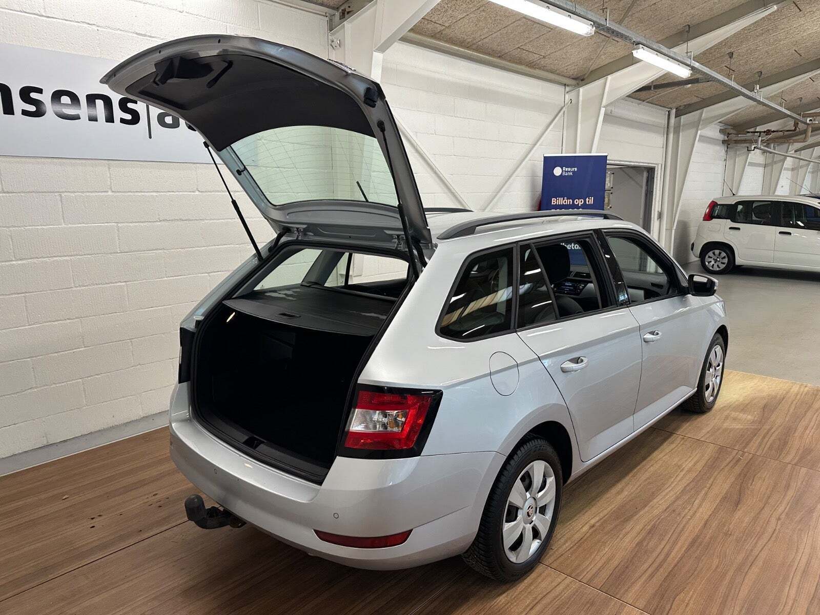 Sølv Skoda Fabia fra 2019 set udefra