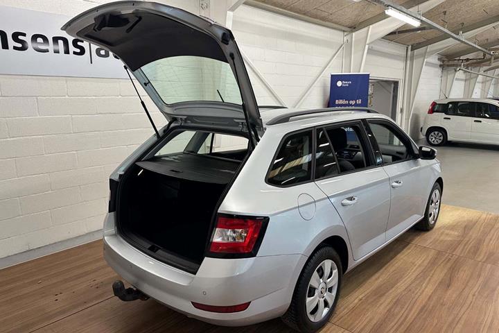 Sølv Skoda Fabia fra 2019 set udefra