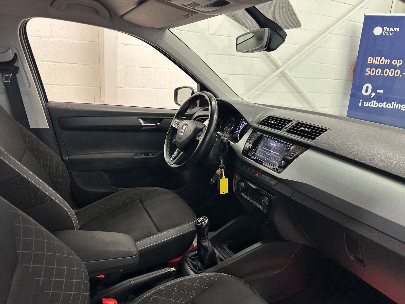 Sølv Skoda Fabia fra 2019 set indefra