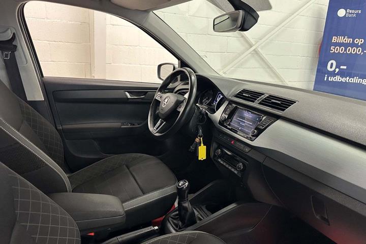 Sølv Skoda Fabia fra 2019 set indefra