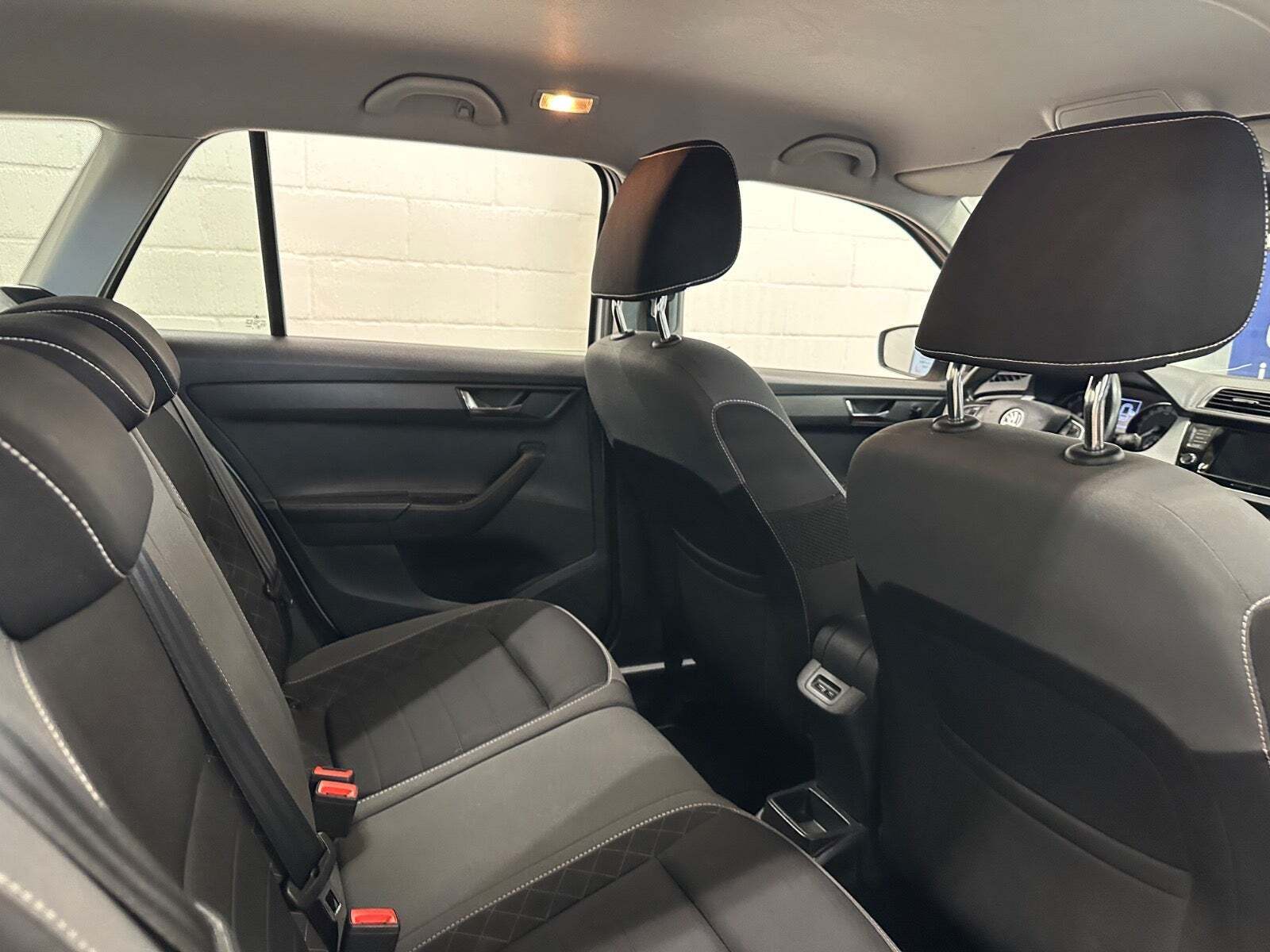 Sølv Skoda Fabia fra 2019 set indefra