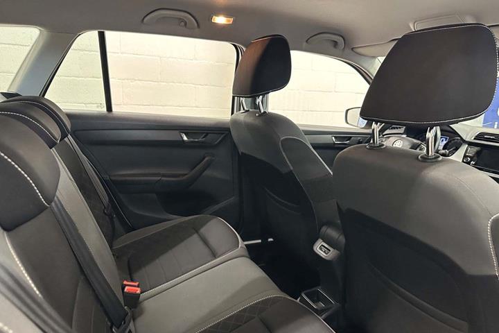 Sølv Skoda Fabia fra 2019 set indefra