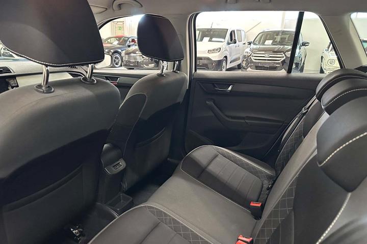 Sølv Skoda Fabia fra 2019 set indefra