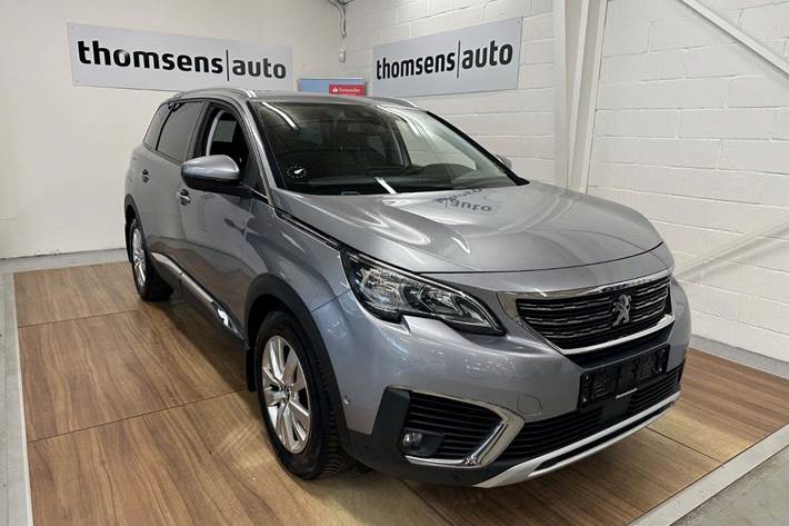 Sølv Peugeot 5008 fra 2019 set udefra