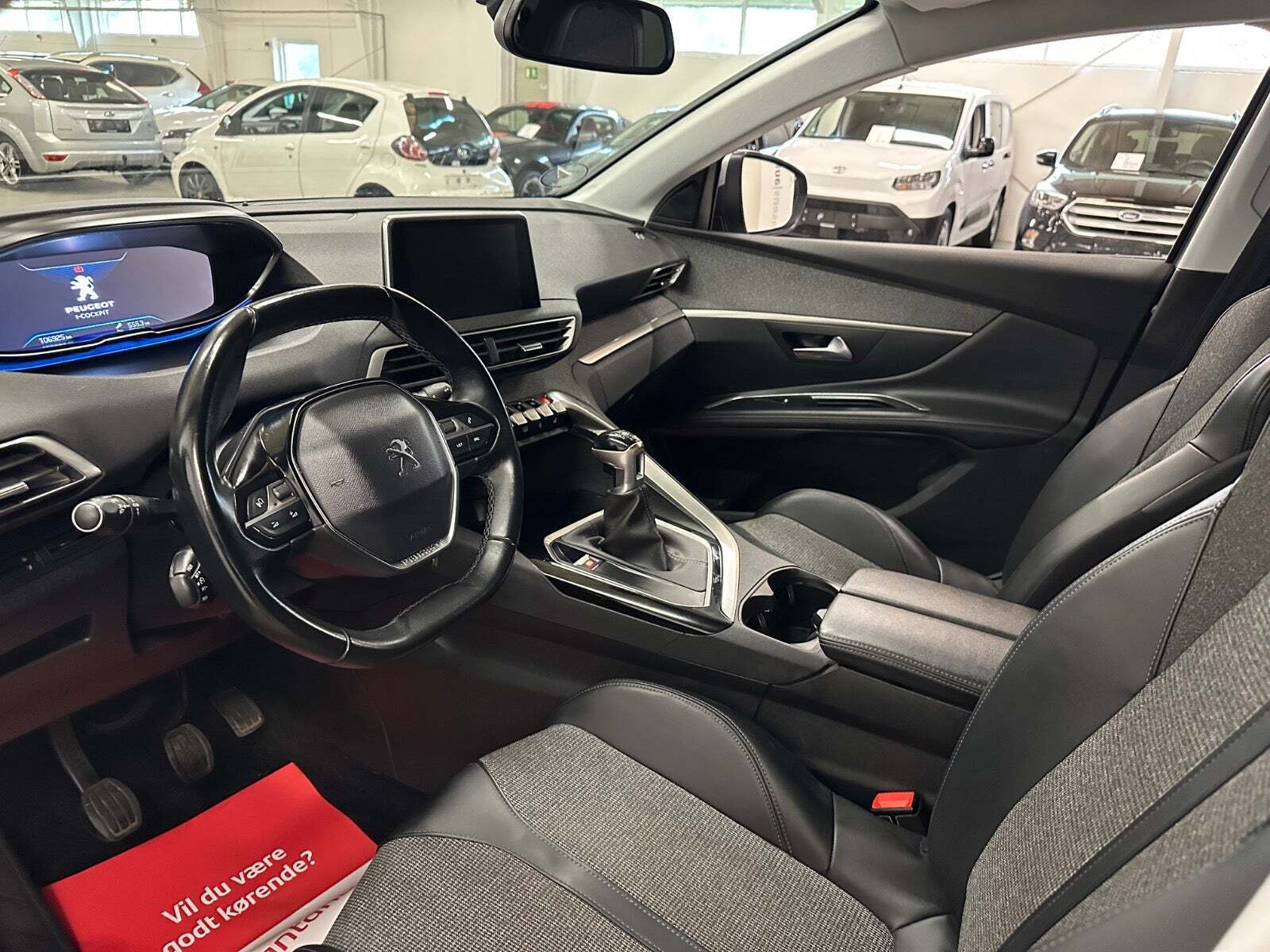 Sølv Peugeot 5008 fra 2019 set indefra