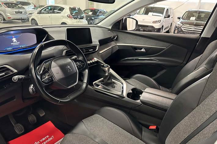 Sølv Peugeot 5008 fra 2019 set indefra