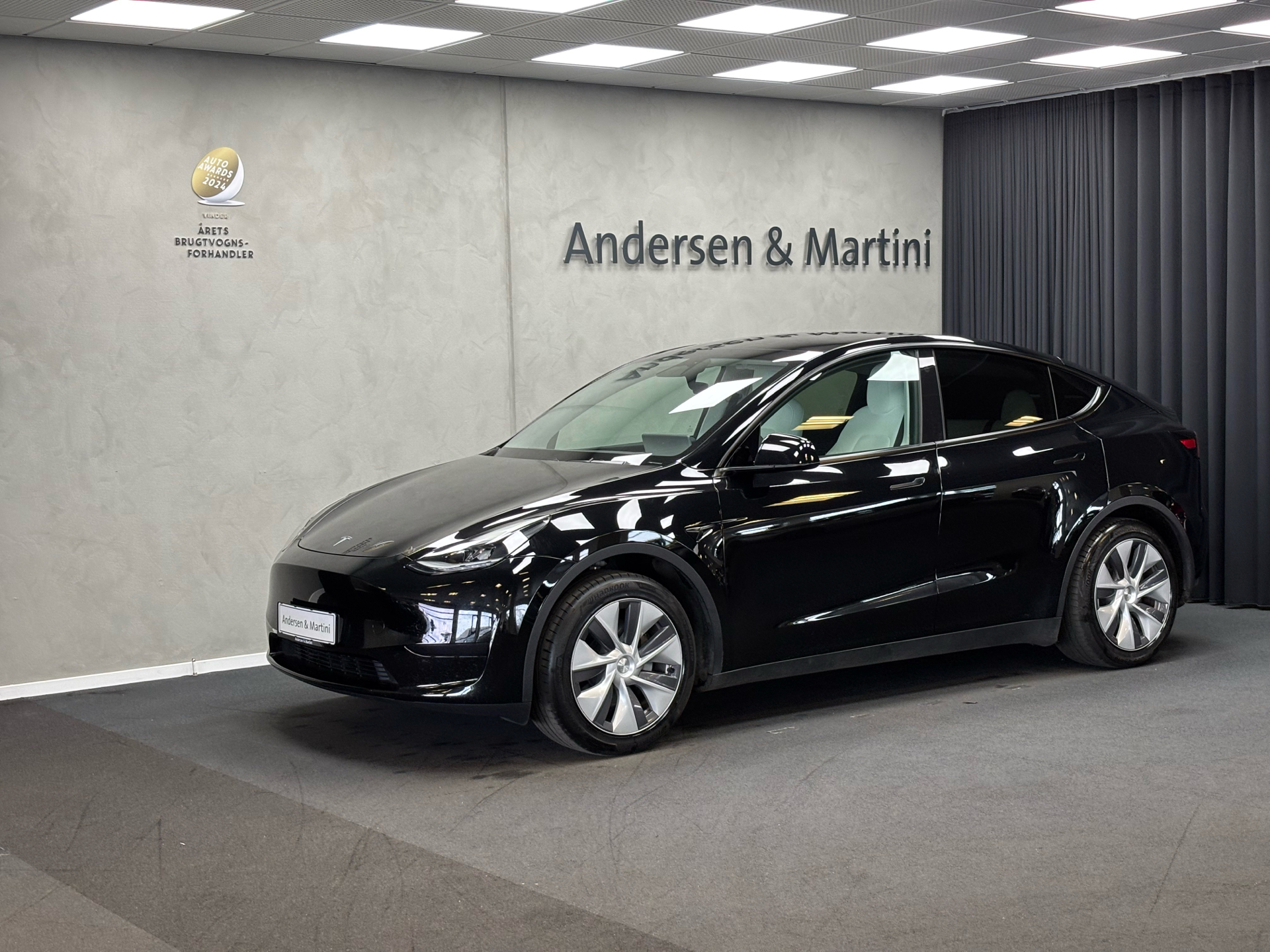 Sort Tesla Model Y fra 2023