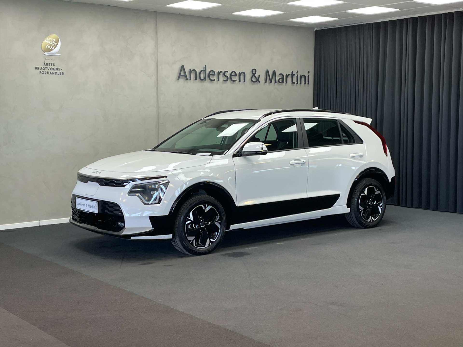 Hvid Kia Niro EV fra 2025 set udefra