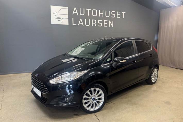 Sort Ford Fiesta fra 2014 set udefra