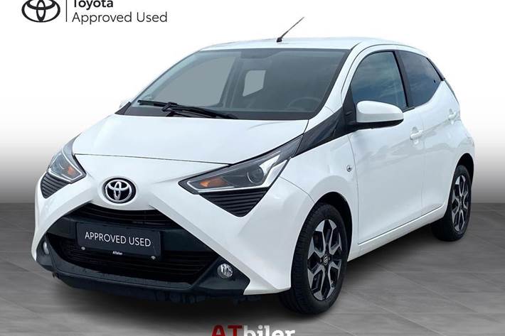 Hvid Toyota Aygo fra 2021 set udefra