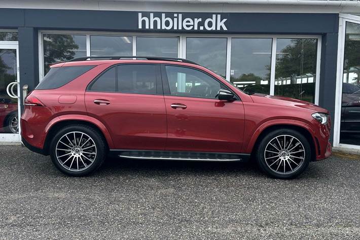 Rød Mercedes GLE300 d fra 2020