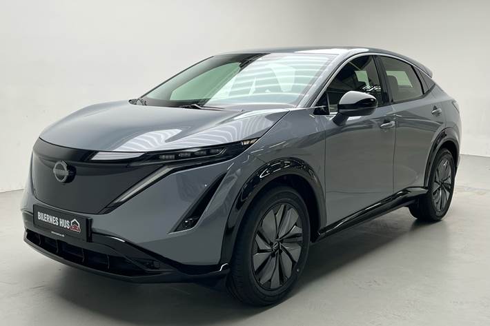 Grå Nissan Ariya fra 2025 set udefra
