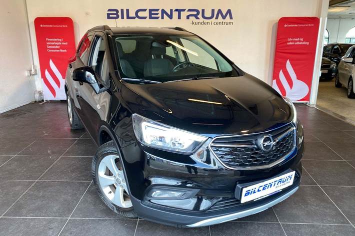 Sort Opel Mokka X fra 2018 set udefra
