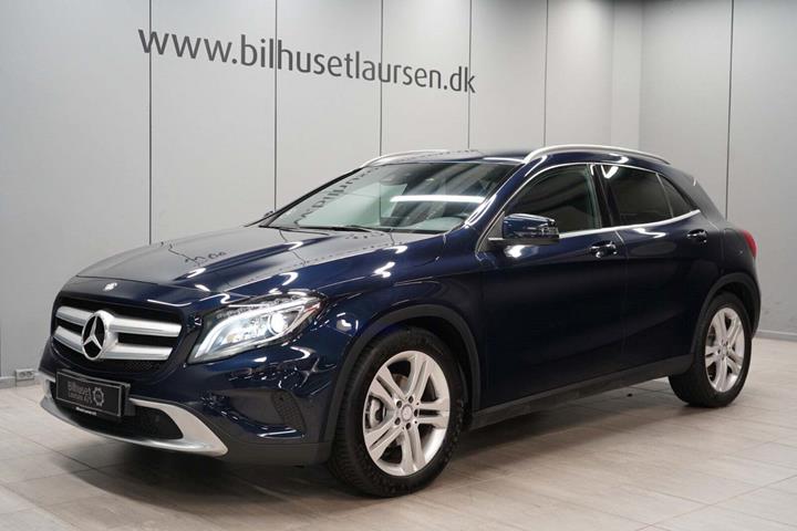 Blå Mercedes GLA200 fra 2016 set udefra
