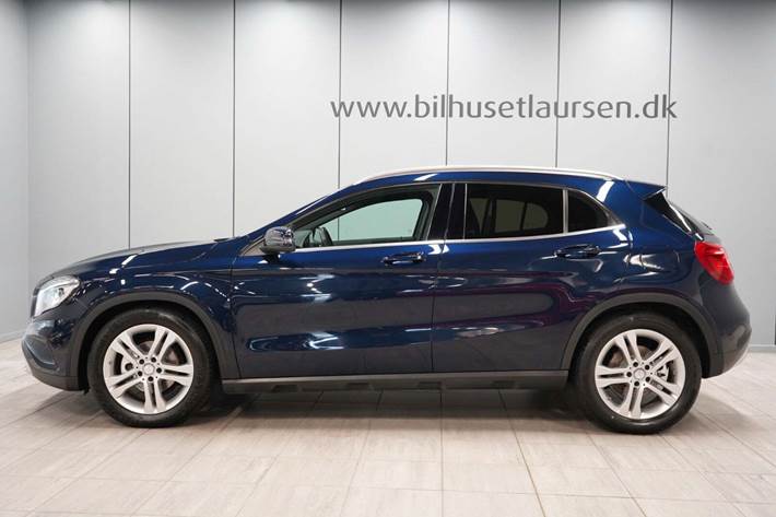 Blå Mercedes GLA200 fra 2016