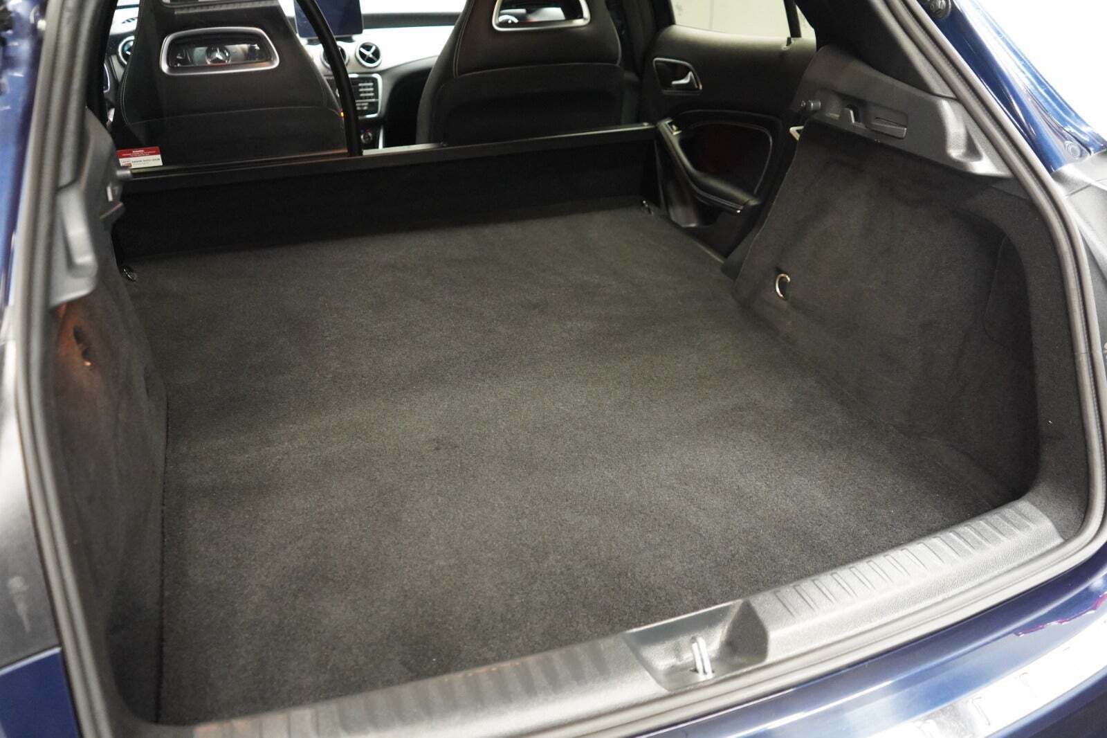 Blå Mercedes GLA200 fra 2016