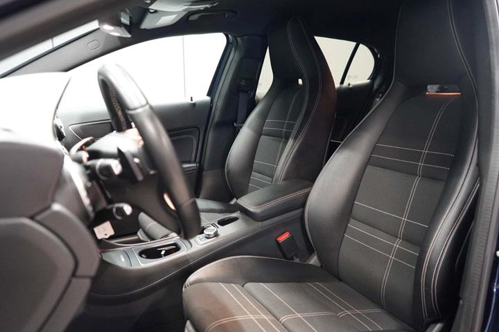 Blå Mercedes GLA200 fra 2016