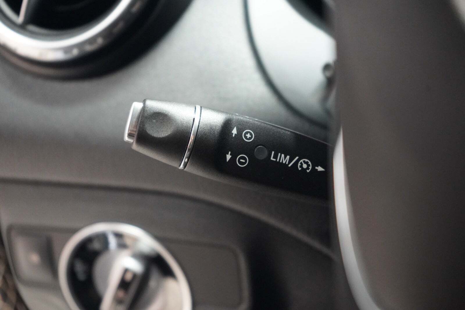 Blå Mercedes GLA200 fra 2016