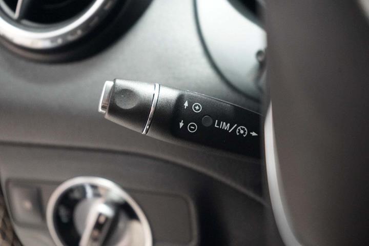 Blå Mercedes GLA200 fra 2016