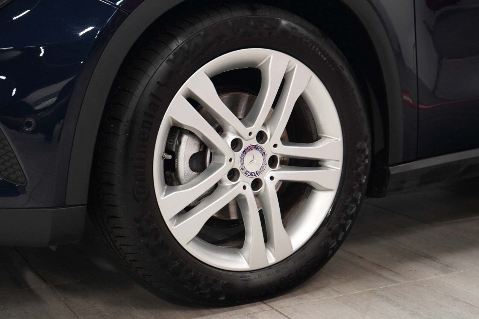 Blå Mercedes GLA200 fra 2016