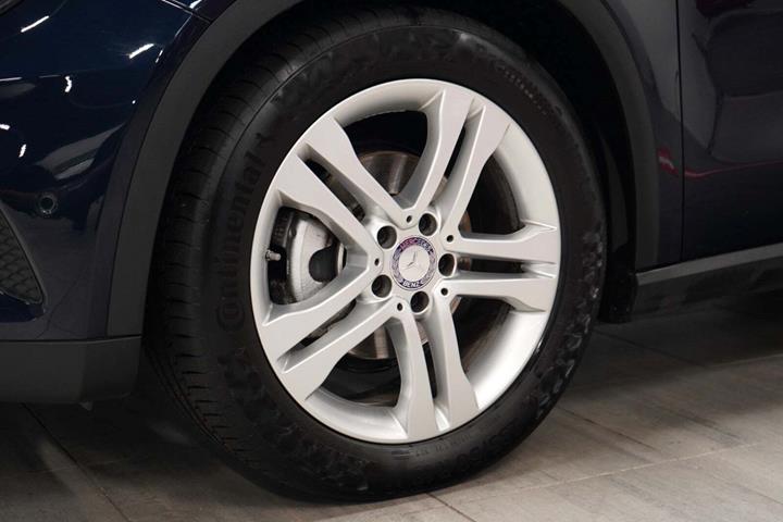 Blå Mercedes GLA200 fra 2016
