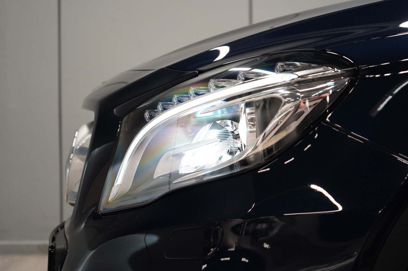 Blå Mercedes GLA200 fra 2016