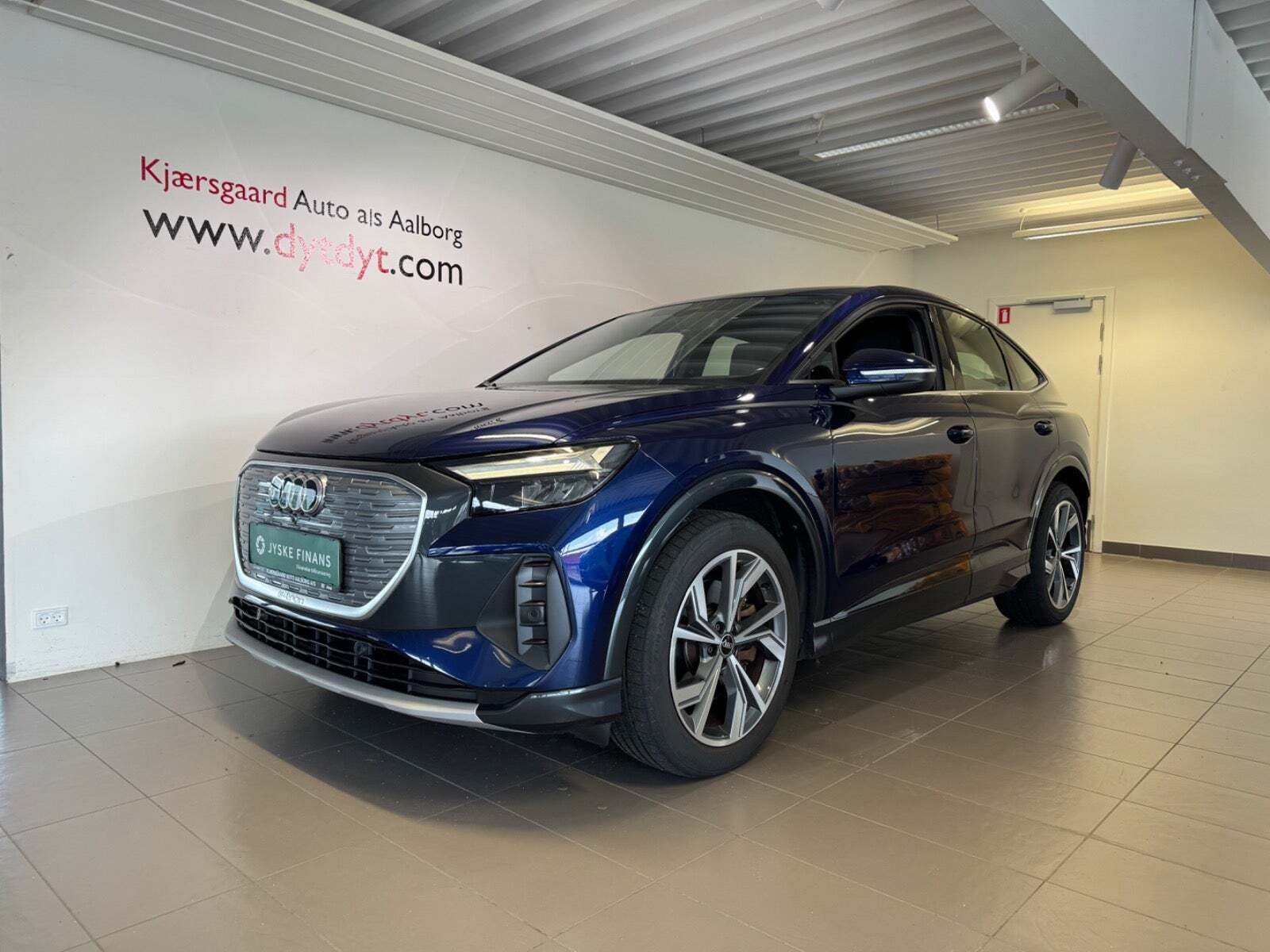Blå Audi Q4 e-tron fra 2023 set udefra