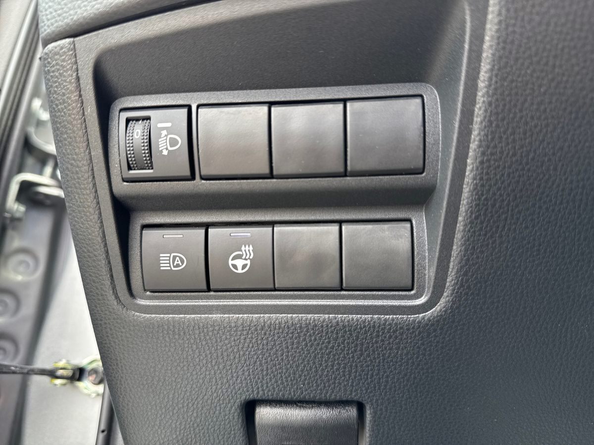 Sølv Toyota Yaris fra 2024 set indefra